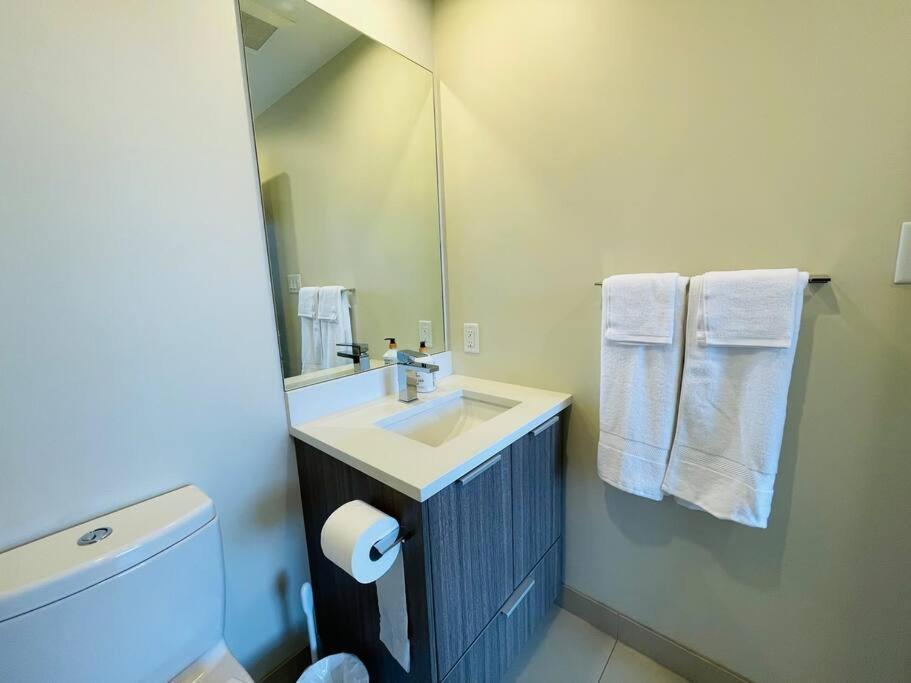 Lovely Downtown 2 Bedroom Condo With Free Parking Victoria Exterior photo